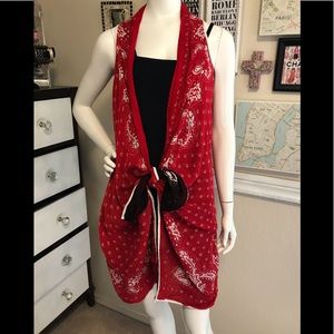 Reversible draped top. Bandana print. Red/brown.